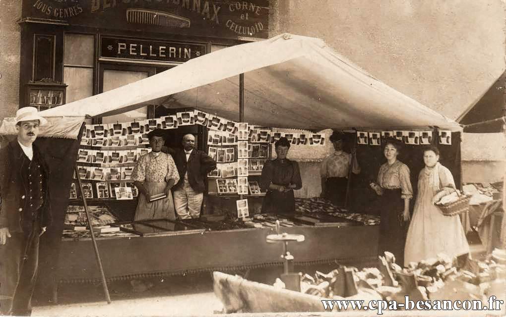 BESANÇON - Place du marché - Étal de peignes tenu par M. Pellerin et son employée Mme Gueriot devant le magasin Au Grand Peigne, 2 rue Pâris.